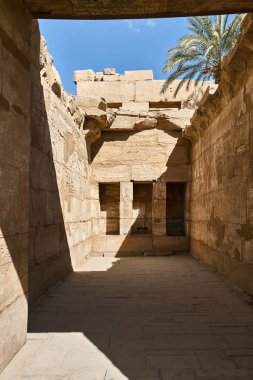 Hiyeroglif Luksor en büyük Mısır tapınak kalıntıları kaplı