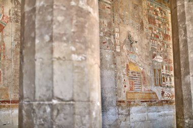 Antik Mısır Tapınağı duvar hiyeroglif ve Luxor görüntüleri ile kaplı