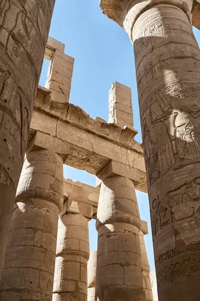 Antiguo templo egipcio en Karnak con jeroglíficos en columnas — Foto de Stock