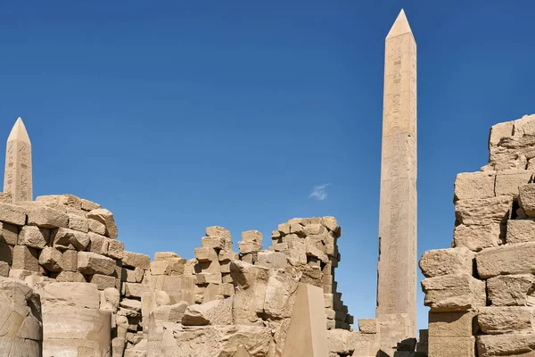 Ruines égyptiennes antiques avec deux obélisques à Louxor — Photo