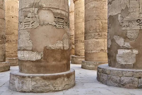 Antigo templo egípcio em Karnak com hieróglifos em colunas — Fotografia de Stock