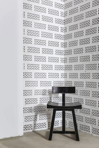 Fantazyjne ciemne drewniane krzesło na betonowej podłodze — Zdjęcie stockowe