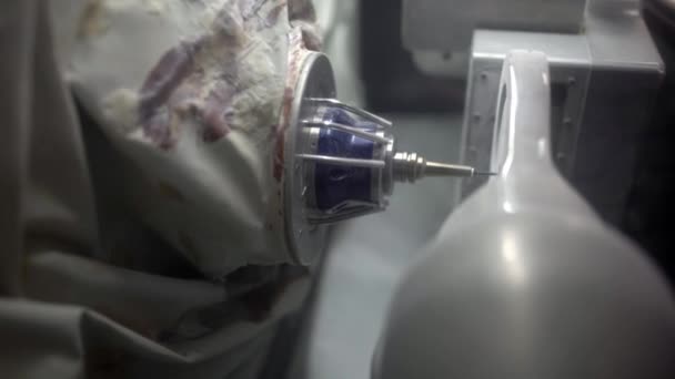 Взгляд на процесс резки в стоматологическом фрезерном станке — стоковое видео
