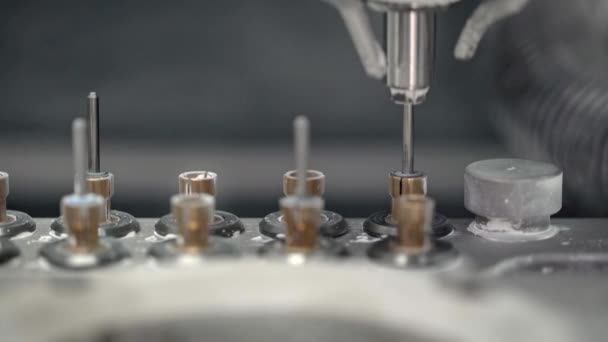 Vista de perto no eixo de alta velocidade em movimento da máquina de moagem dentária — Vídeo de Stock