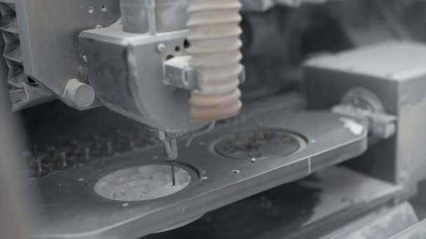 Κινηματογράφηση σε πρώτο πλάνο προβολής στο σκάλισμα διαδικασία στην οδοντιατρική άλεσμα μηχάνημα — Αρχείο Βίντεο