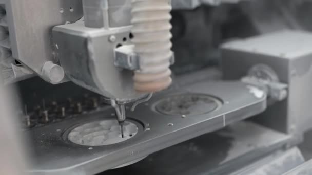 Κινηματογράφηση σε πρώτο πλάνο προβολής στο σκάλισμα διαδικασία στην οδοντιατρική άλεσμα μηχάνημα — Αρχείο Βίντεο