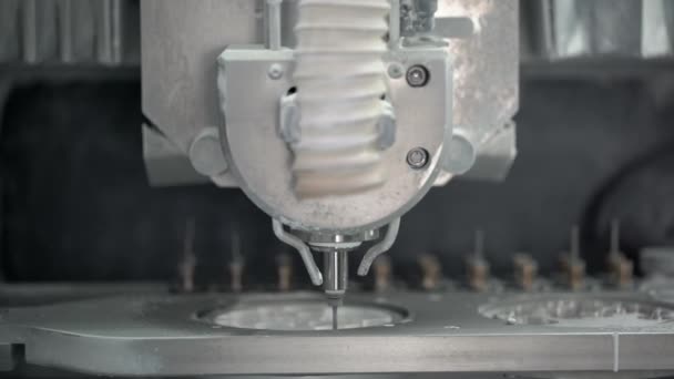 研究室では 現代歯科加工機を義足とフライス加工の冠 高速スピンドルは セラミックス ジルコニア ディスクの彫刻です クローズ アップのビデオ録画 — ストック動画