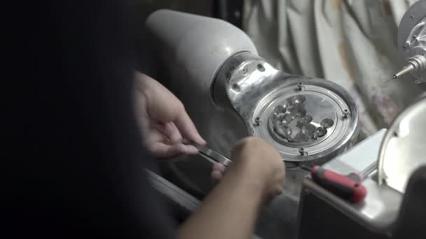 Процесс фиксации титанового диска в стоматологическом фрезерном станке — стоковое видео