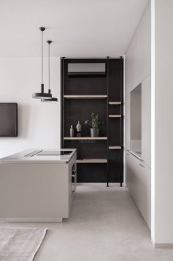 Mutfak ışık duvarları ve gri zemin ile modern tarzda