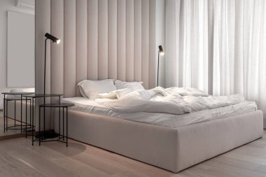 Kahverengi Tekstil duvar panosu ile modern tarzda şık yatak odası