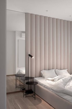 Kahverengi Tekstil duvar panosu ile modern tarzda şık yatak odası