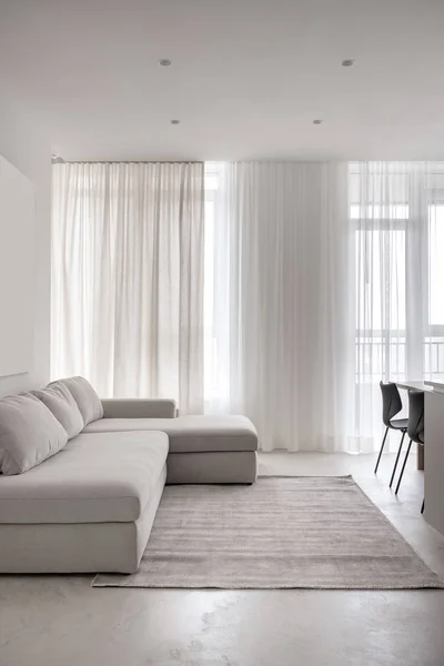 Intérieur élégant et moderne avec murs clairs et sol gris — Photo