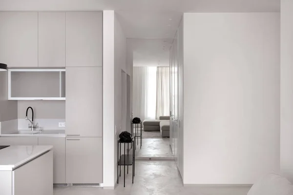 Cozinha em estilo moderno com paredes claras e piso cinza — Fotografia de Stock