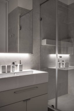 Şık banyo modern tarzda döşenmiş Duvar ve aydınlatma