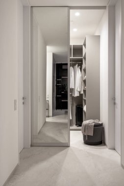 Yansıtılmış kapı ve aydınlık lambalar kayar Modern dolap