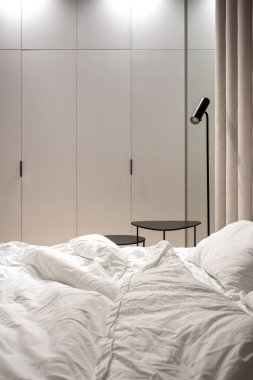 Kahverengi Tekstil duvar panosu ile modern tarzda şık yatak odası