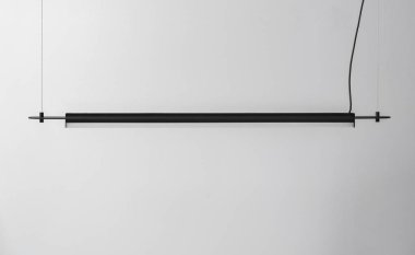 Studio gri duvar arka plan asılı siyah metal lamba