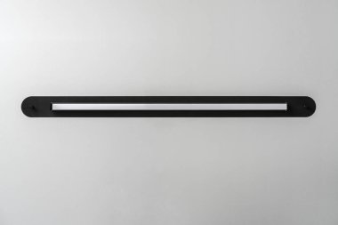 Studio gri duvar arka plan üzerinde siyah metal lamba