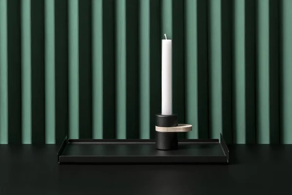 Modny czarny taca z metalu i ciemne świecznik na tle składane zielony ściana — Zdjęcie stockowe