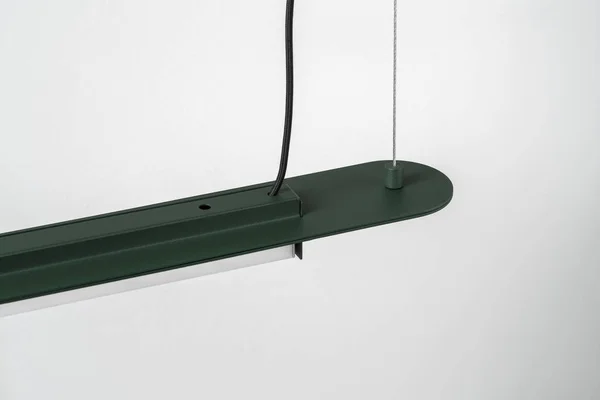 Lâmpada Led Verde Escuro Metal Fino Está Pendurado Fundo Parede — Fotografia de Stock