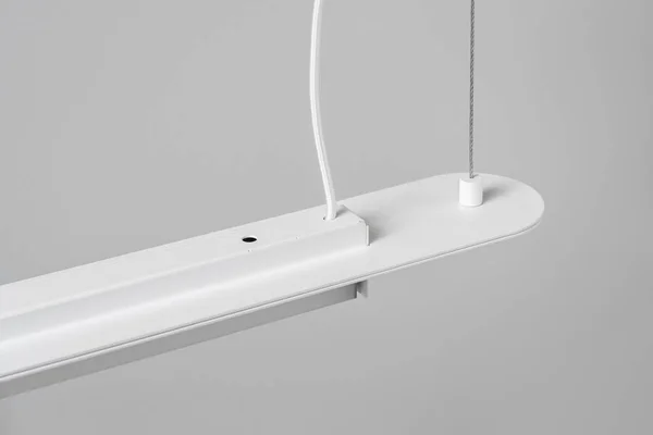 Biały metal lampy wiszące na ścianie szary tło w studio — Zdjęcie stockowe