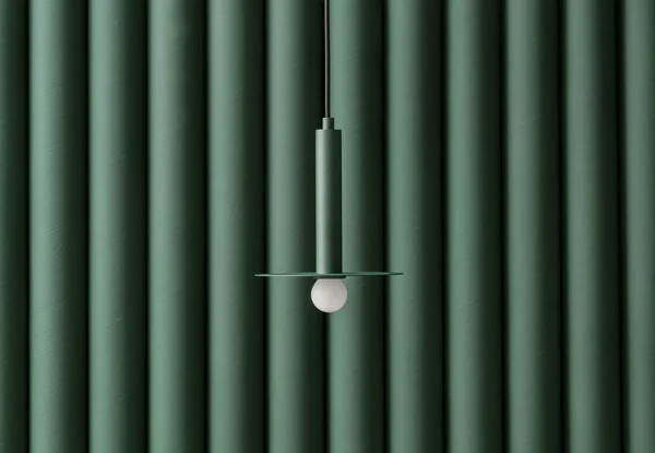 Lámpara de metal verde oscuro colgando sobre fondo de pared colorido plegado en estudio —  Fotos de Stock