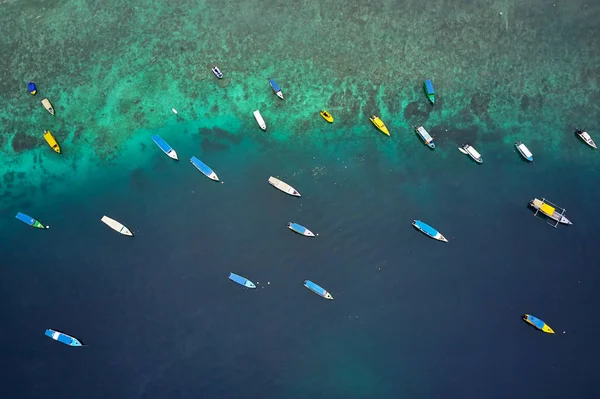 Vista superior em barcos de pesca em mar tropical na Indonésia — Fotografia de Stock