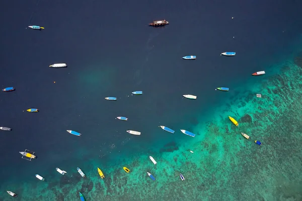 Ovanifrån på fiskebåtar i tropiska hav i Indonesien — Stockfoto