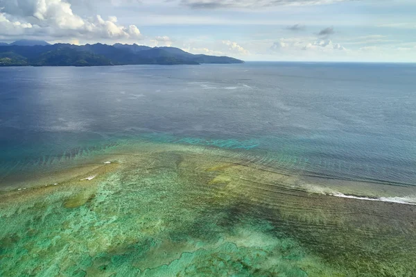 Tropische Meereslandschaft mit flachem Meer vor dem Hintergrund der Küste — Stockfoto