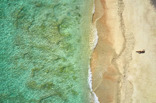 Tropikal kum plaj güneşlenme kızla, üstten görünüm — Stok fotoğraf