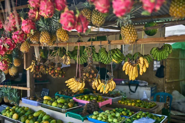 Exotiska gatumarknad med många färgglada tropiska frukter — Stockfoto