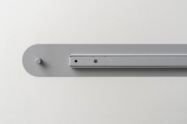 Dokulu metal gri lamba ışık duvar arka planda kapalı. Portre yatay fotoğraf.