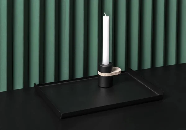 Modny czarny taca z metalu i ciemne świecznik na tle składane zielony ściana — Zdjęcie stockowe