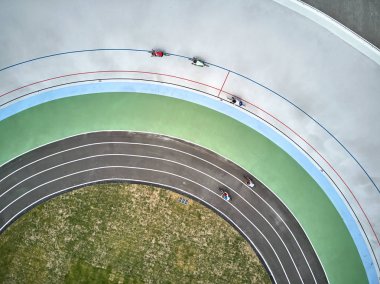 Beş bisikletçiler bisiklet döngüsü yolda sürme