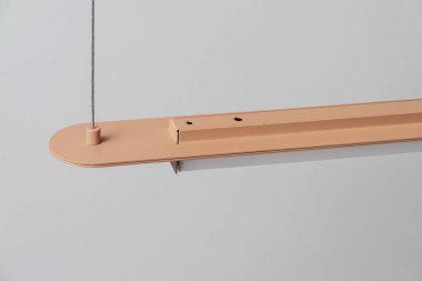 Studio gri duvar arka plan asılı turuncu metal lamba