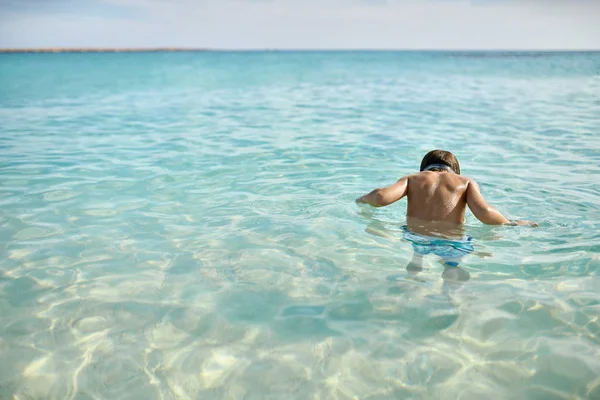 Mały Chłopiec Opalony Jest Pływanie Wodzie Czyste Morze Tle Nieba — Zdjęcie stockowe