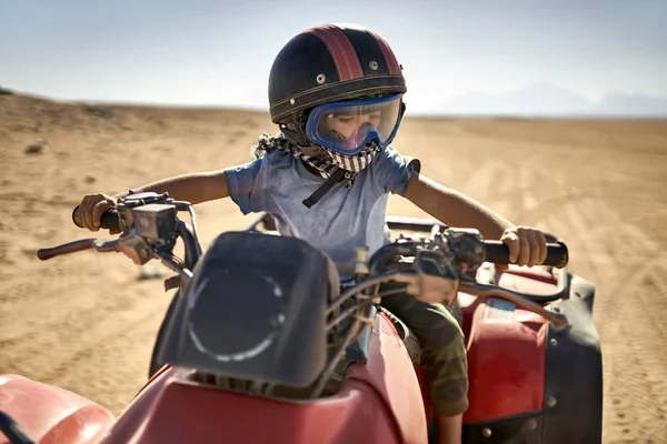 子供のヘルメットとマスク乗ってクワッド バイクを保護 — ストック写真