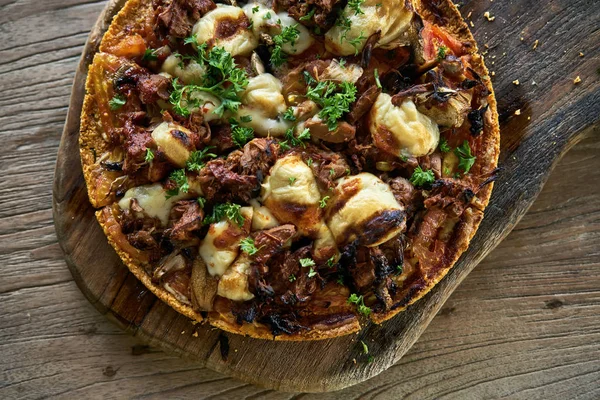 Печеная вегетарианская пицца на деревянной доске — стоковое фото
