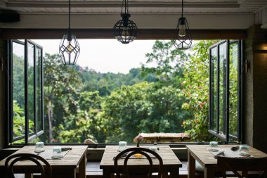 Bali Ubud tropikal ormanda nefes kesen manzaraya sahip kafe