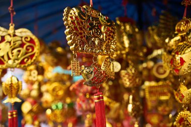 Renkli geleneksel Asya süslemeleri sokak mağazada asılı