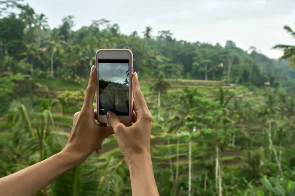 Vrouw foto schieten op terrasvormige rijst velden achtergrond op Bali — Stockfoto