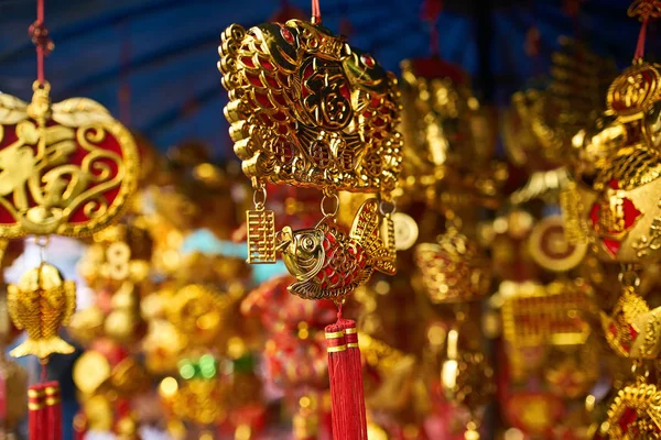 Coloridas decoraciones asiáticas tradicionales colgando en la tienda de la calle —  Fotos de Stock