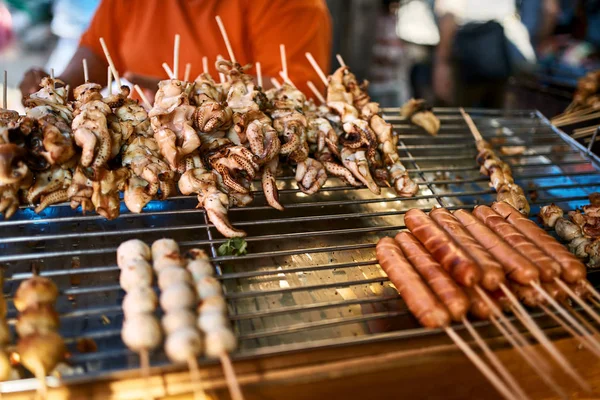 Chutné rychlé občerstvení na trhu v Thajsku — Stock fotografie