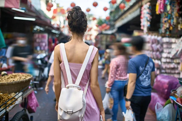 Mulher atraente andando no mercado de rua na Tailândia — Fotografia de Stock