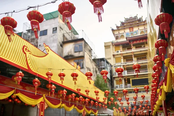 Calle de la ciudad asiática decorada con faroles chinos rojos tradicionales —  Fotos de Stock