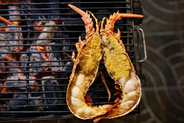 Langosta a la parrilla en el mercado de alimentos callejeros en Tailandia —  Fotos de Stock