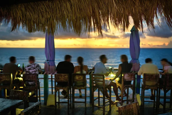 Gün batımı deniz arka plan üzerinde Bali tarzı açık Restoran — Stok fotoğraf