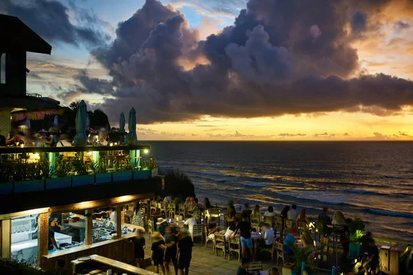 在日落海背景的巴厘岛风格的户外餐厅 — 图库照片