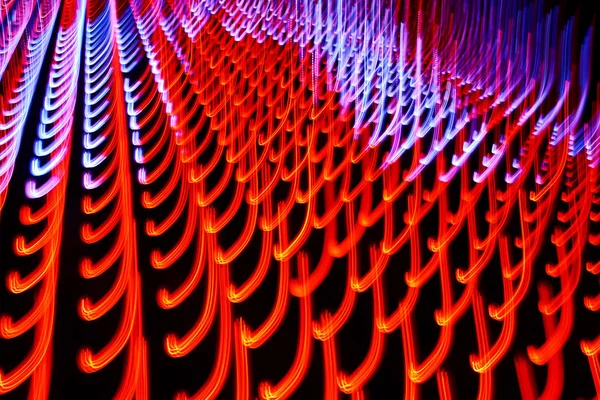 Foto de exposição longa de padrões de luz de néon colorido em movimento — Fotografia de Stock
