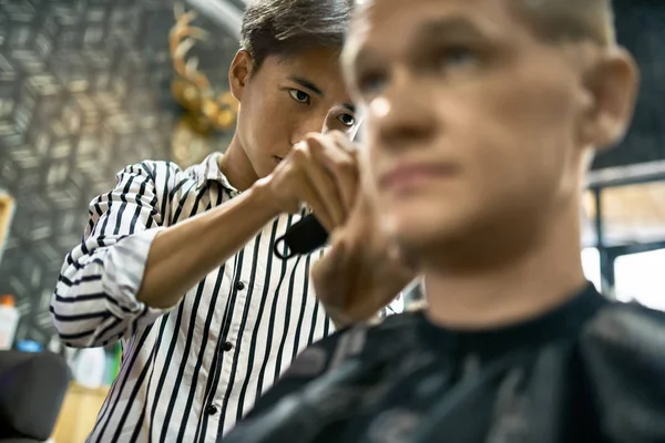 Hombre está cortando su cabello en asiático barbería — Foto de Stock
